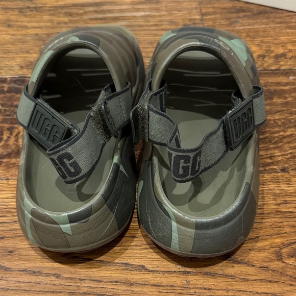 UGG Kids Green and Brown Camo Slippers (size 1) with removable straps - Picture 4 of 10